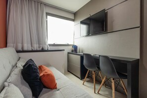 Gaveta de talheres organizada: cutelaria completa para uso durante a estadia - 7th Avenue Studio · 15º andar · Vista e Garagem (Curitiba)
