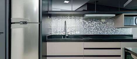 Kühlschrank, Mikrowelle, Ofen, Herdplatte