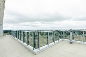 Terraco panoramico no topo do Hotel 7th Avenue com binoculo e vista de Curitiba