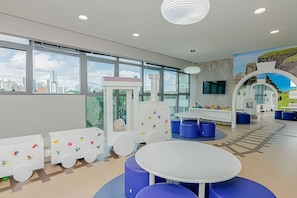 Children's area - Studio Central no Prédio 7Th Avenue, com ar e vaga (Curitiba)