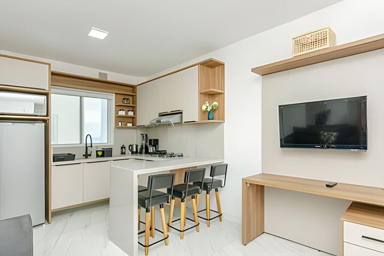 Geladeira, micro-ondas, cooktop, cafeteira/chaleira