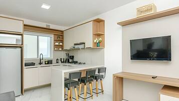 Geladeira, micro-ondas, cooktop, cafeteira/chaleira