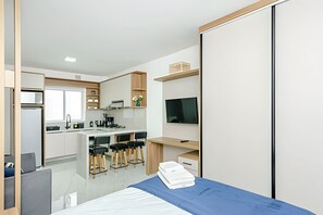 1 chambre, bureau, fer et planche à repasser, lit parapluie