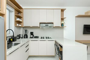 Fridge, microwave, stovetop, coffee/tea maker - Studio 25º Andar, Garagem, Sacada e Linda Vista. (Curitiba)
