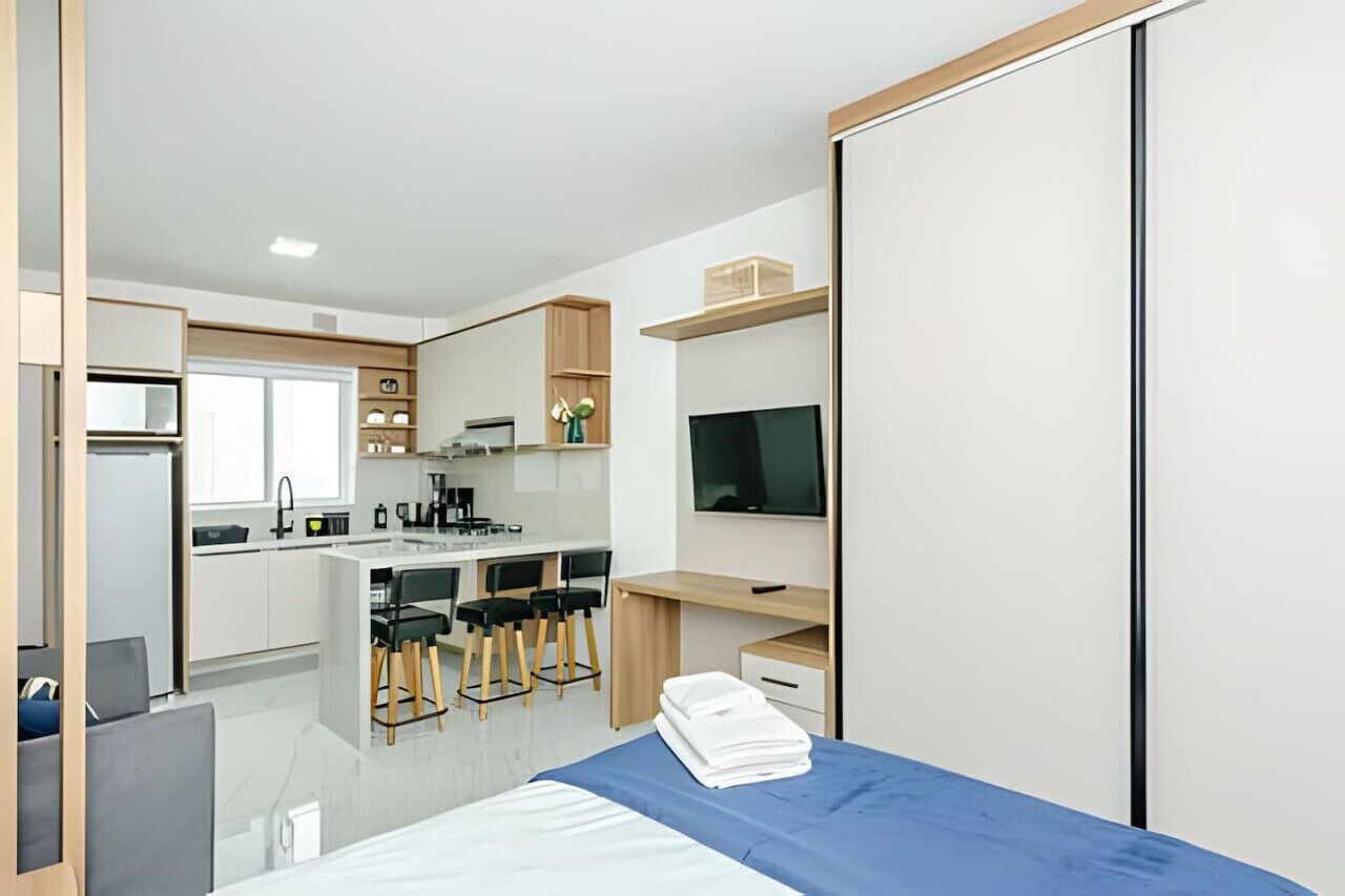 1 slaapkamer, een bureau, een strijkplank/strijkijzer, reisbedje