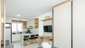 1 室のベッドルーム、デスク、アイロン / アイロン台、旅行用ベビーベッド