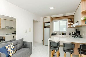 Frigorífico, microondas, placa de cocina y cafetera o tetera