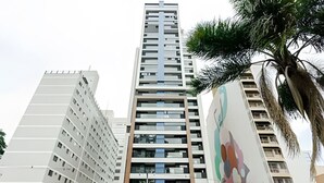 Un edifici alt i modern, amb diversos pisos i balcons.