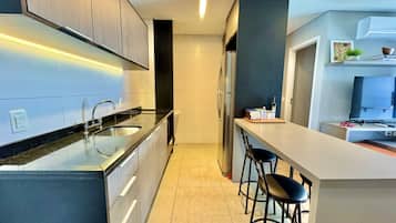 Geladeira, micro-ondas, cooktop, cafeteira/chaleira