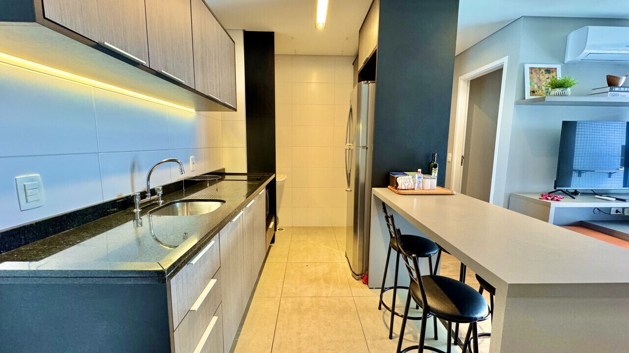 Kjøleskap, mikrobølgeovn, kokeplater og kaffetrakter/tekoker