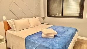 1 chambre, bureau, fer et planche à repasser, lit parapluie