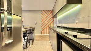 Kühlschrank, Mikrowelle, Herdplatte, Wasserkocher mit Kaffee-/Teezubehör