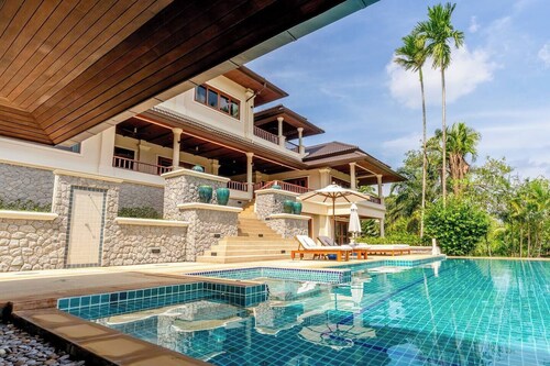 Hilltop Villa • 9 Mins to Beach • Panoramic View • Game room & Pool bar