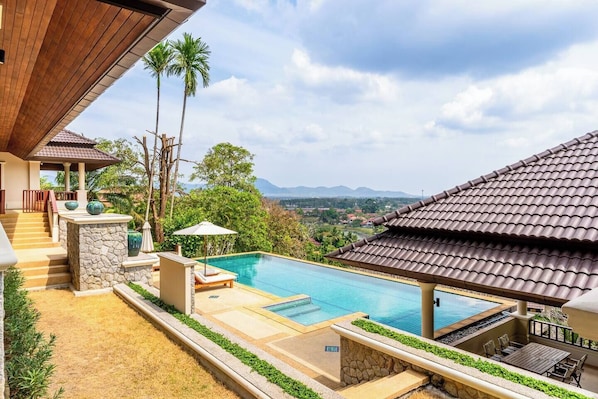 Una piscina al aire libre