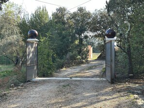 Property grounds - Cotignac en famille - the perfect setting for your vacation (Cotignac)