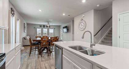 Charming 4-bedroom spacious house near I-35 in lovely Selma/Schertz San Antonio