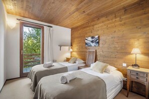 6 Schlafzimmer, Schreibtisch, Bügeleisen/Bügelbrett, Reisekinderbett