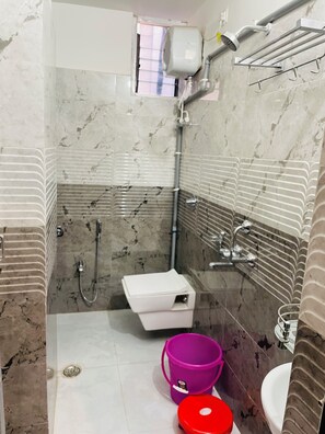 Shower, slippers, towels, soap - Hotel DB Palace (Danapur)