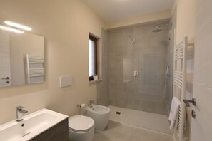 Dusche, Haartrockner, Bidet