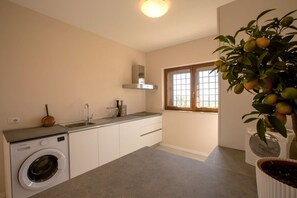 Fridge, microwave, oven, stovetop - Elegant new house with garden, veranda and shared pool (Belvedere Ostrense)