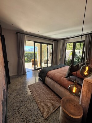 1 slaapkamer, een kluis op de kamer, een strijkplank/strijkijzer