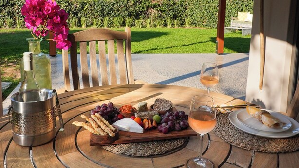 A table set for a meal with a view of mountains and a vineyard. - Private Villa with pool in Cape Town (Cape Town)