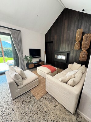 Smart-tv, een open haard en een muziekbibliotheek