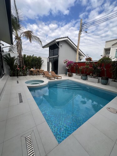 Villa Luxe Bangkok Private Pool Whirlpool