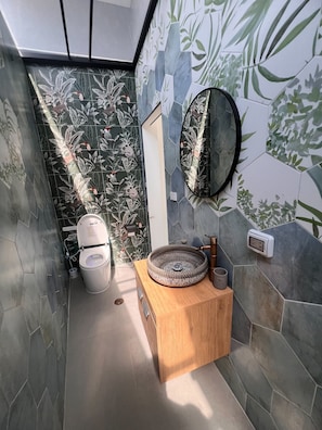 Een douche, een haardroger, handdoeken, toiletpapier