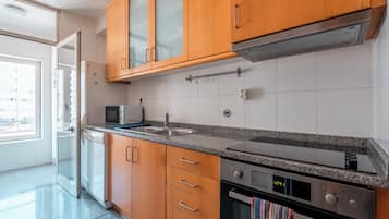 KĂŒhlschrank, Mikrowelle, Ofen, Herdplatte