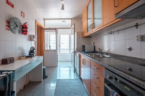 Frigorifero, microonde, forno, piano cottura