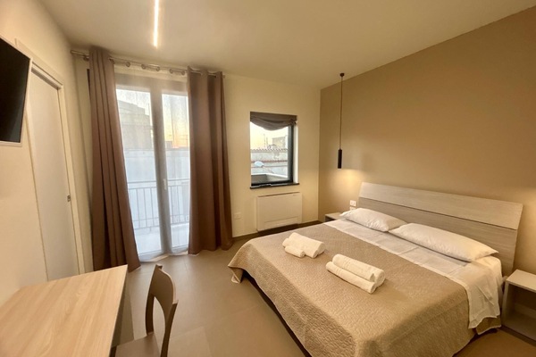 Comfort Room | Peti besi dalam bilik, meja, ruang kerja komputer riba