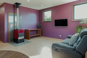 TV, fireplace - Hidden Retreat in Basin View (West Launceston)
