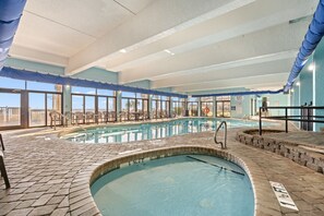 Innendørsbasseng og et oppvarmet basseng