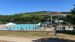 Un parc aquatique doté d’une grande piscine, d’un toboggan aquatique et d’une plateforme d’observation.