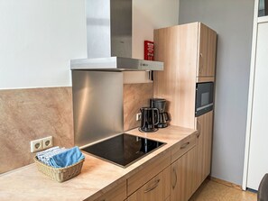 Kühlschrank, Mikrowelle, Toaster, Kochgeschirr/Geschirr/Besteck