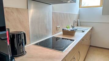 Kühlschrank, Mikrowelle, Geschirrspüler, Toaster