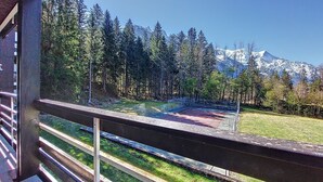 A balcony with a view of a forest and a mountain. - Résidence Les Tines by Interhome (Chamonix - Les Praz)