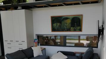 Een smart-tv en een stereo