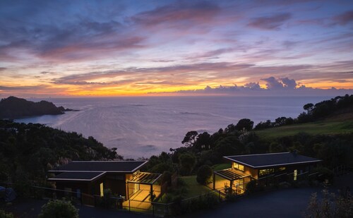 Knights in Residence - Ocean Front Retreat