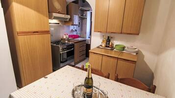 Frigorifero, forno, seggiolone, pentole/stoviglie/utensili