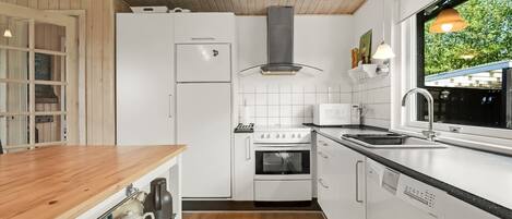 Fridge, microwave, dishwasher, cookware/dishes/utensils