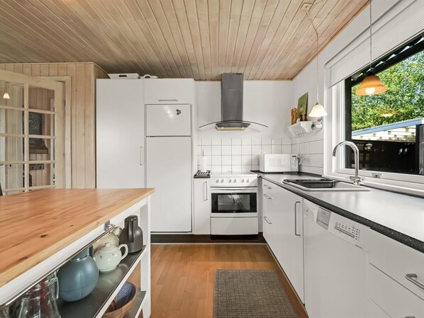 Kühlschrank, Mikrowelle, Geschirrspüler, Kochgeschirr/Geschirr/Besteck