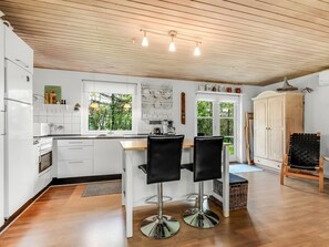 Frigorifero, microonde, lavastoviglie, pentole/stoviglie/utensili