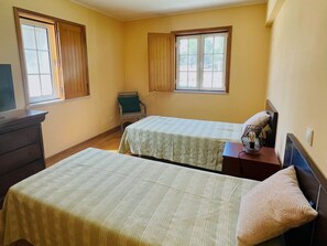 2 chambres, bureau, accès Internet