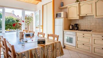 Een koelkast, een microgolfoven, een oven, een vaatwasser