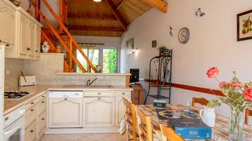 Een koelkast, een microgolfoven, een oven, een vaatwasser