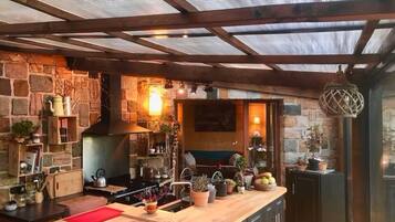 Een koelkast, een oven, een koffiezetapparaat/waterkoker