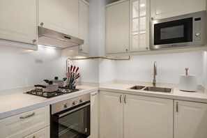 Kühlschrank, Mikrowelle, Ofen, Herdplatte