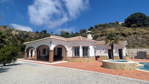 Andalusische Villa mit Pool, Meer- & Bergblick und traumhaften Sonnenuntergängen